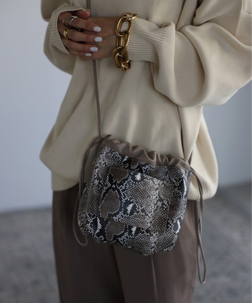 Bonjour Sagan（ボンジュールサガン）の「リバーシブル巾着バッグ（ショルダーバッグ・レディース・ブラック/ピンク/アイボリー/グレイッシュベージュ/パイソン・FREE）」の5枚目の写真