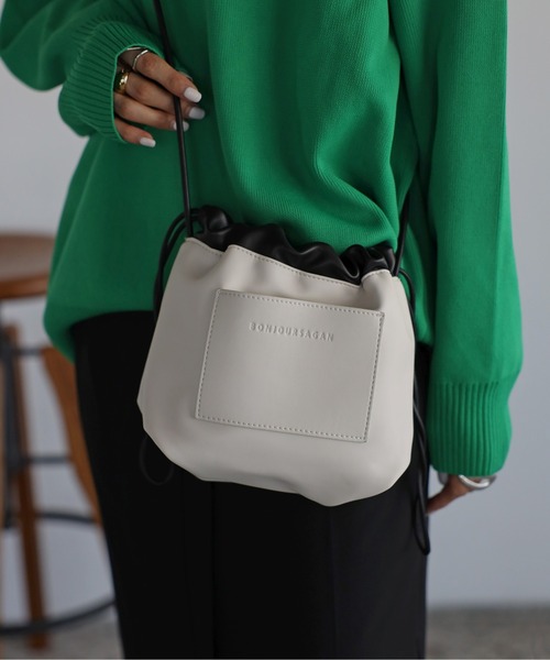 Bonjour Sagan（ボンジュールサガン）の「リバーシブル巾着バッグ（ショルダーバッグ・レディース・ブラック/ピンク/アイボリー/グレイッシュベージュ/パイソン・FREE）」の2枚目の写真