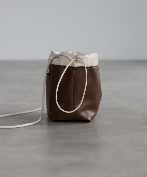 Bonjour Sagan（ボンジュールサガン）の「リバーシブル巾着バッグ（ショルダーバッグ・レディース・ブラック/ピンク/アイボリー/グレイッシュベージュ/パイソン・FREE）」の20枚目の写真