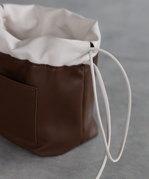 Bonjour Sagan（ボンジュールサガン）の「リバーシブル巾着バッグ（ショルダーバッグ・レディース・ブラック/ピンク/アイボリー/グレイッシュベージュ/パイソン・FREE）」の8枚目の写真