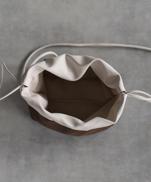 Bonjour Sagan（ボンジュールサガン）の「リバーシブル巾着バッグ（ショルダーバッグ・レディース・ブラック/ピンク/アイボリー/グレイッシュベージュ/パイソン・FREE）」の14枚目の写真