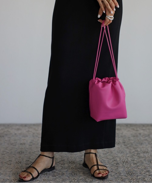 Bonjour Sagan（ボンジュールサガン）の「リバーシブル巾着バッグ（ショルダーバッグ・レディース・ブラック/ピンク/アイボリー/グレイッシュベージュ/パイソン・FREE）」の16枚目の写真