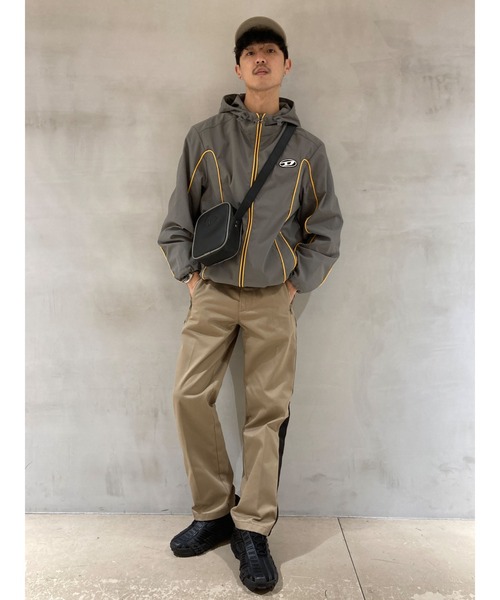 DIESEL（ディーゼル）の「メンズ リサイクルポリウレタン カメラバッグ S（ショルダーバッグ・メンズ・ブラック/カーキ・UNI）」の14枚目の写真