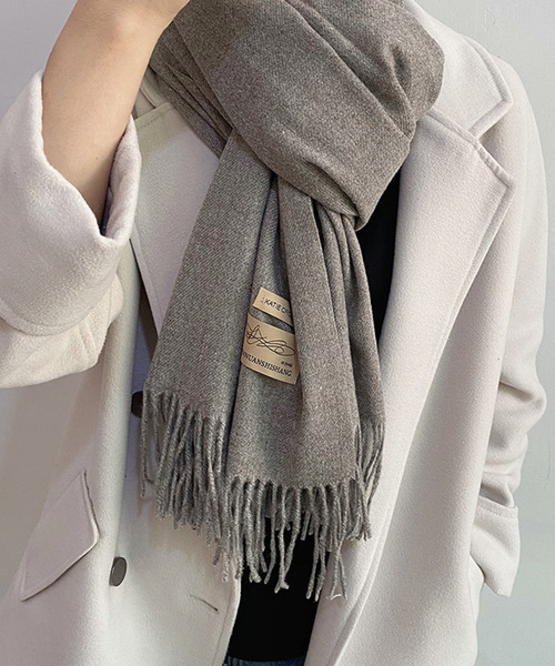 Girly Doll（ガーリードール）の「ウールフリンジマフラー（マフラー・レディース・パープル/ダークグリーン/ダークブラウン/エンジ/ベージュ/ブラウン/グレー/ライトグレー/ブラック/レッド/イエロー/カーキ/ピンク/アイボリー/ダークグレー/ボルドー/グリーン/ライトグリーン/ブルー/グレー系その他/ダークブルー/キャメル/ピンクベージュ/ダークオレンジ/ブルーグリーン・F）」の7枚目の写真