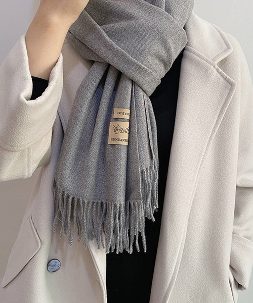 Girly Doll（ガーリードール）の「ウールフリンジマフラー（マフラー・レディース・パープル/ダークグリーン/ダークブラウン/エンジ/ベージュ/ブラウン/グレー/ライトグレー/ブラック/レッド/イエロー/カーキ/ピンク/アイボリー/ダークグレー/ボルドー/グリーン/ライトグリーン/ブルー/グレー系その他/ダークブルー/キャメル/ピンクベージュ/ダークオレンジ/ブルーグリーン・F）」の5枚目の写真