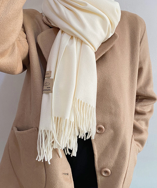 Girly Doll（ガーリードール）の「ウールフリンジマフラー（マフラー・レディース・パープル/ダークグリーン/ダークブラウン/エンジ/ベージュ/ブラウン/グレー/ライトグレー/ブラック/レッド/イエロー/カーキ/ピンク/アイボリー/ダークグレー/ボルドー/グリーン/ライトグリーン/ブルー/グレー系その他/ダークブルー/キャメル/ピンクベージュ/ダークオレンジ/ブルーグリーン・F）」の2枚目の写真