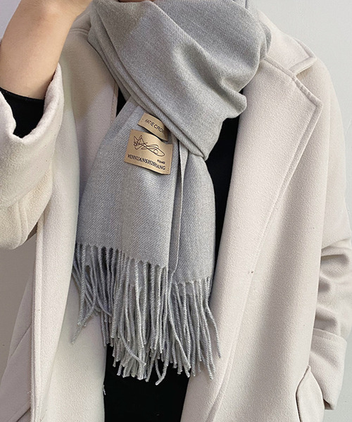 Girly Doll（ガーリードール）の「ウールフリンジマフラー（マフラー・レディース・パープル/ダークグリーン/ダークブラウン/エンジ/ベージュ/ブラウン/グレー/ライトグレー/ブラック/レッド/イエロー/カーキ/ピンク/アイボリー/ダークグレー/ボルドー/グリーン/ライトグリーン/ブルー/グレー系その他/ダークブルー/キャメル/ピンクベージュ/ダークオレンジ/ブルーグリーン・F）」の4枚目の写真