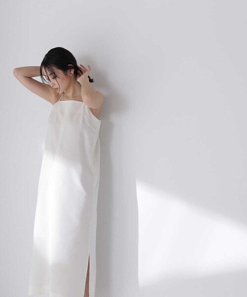 NATURAL BEAUTY BASIC（ナチュラルビューティーベーシック）の「◇【Oggi5月号掲載】＜ステッチワークセットアップ＞Iラインキャミワンピ（ワンピース・レディース・ブラック/イエロー/オフホワイト・SMALL/MEDIUM）」の2枚目の写真