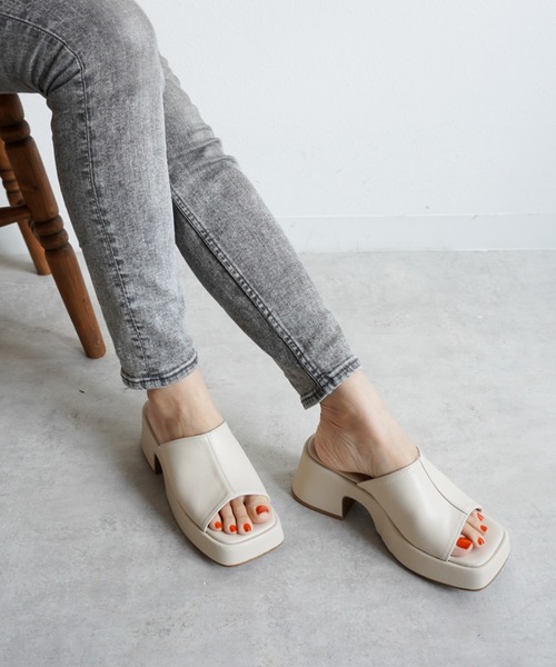 Fabby fabby（ファビィーファビィー）の「スクエア厚底ユニットサンダル（サンダル・レディース・ベージュ/ブラック/オフホワイト/オレンジ・MEDIUM/SMALL/LARGE）」の2枚目の写真