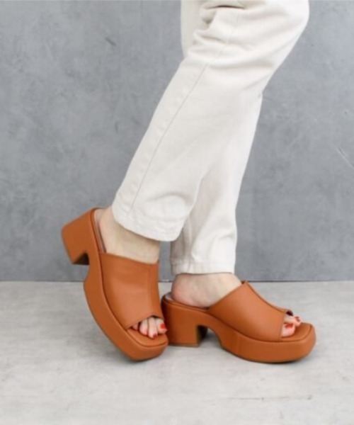 Fabby fabby（ファビィーファビィー）の「スクエア厚底ユニットサンダル（サンダル・レディース・ベージュ/ブラック/オフホワイト/オレンジ・MEDIUM/SMALL/LARGE）」の4枚目の写真