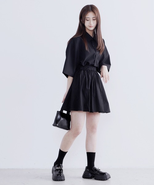 Figments（フィグメンツ）の「オーバーシルエットシャツ（シャツ/ブラウス・レディース・ブラック/ホワイト・FREE）」の3枚目の写真