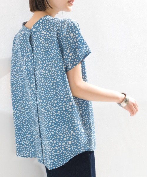 OMNES（オムネス）の「シフォンジョーゼットダルメシアン2WAYフレンチスリーブブラウス（シャツ/ブラウス・レディース・ブラック/ブルー/アイボリー・FREE）」の2枚目の写真