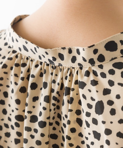 OMNES（オムネス）の「シフォンジョーゼットダルメシアン2WAYフレンチスリーブブラウス（シャツ/ブラウス・レディース・ブラック/ブルー/アイボリー・FREE）」の8枚目の写真