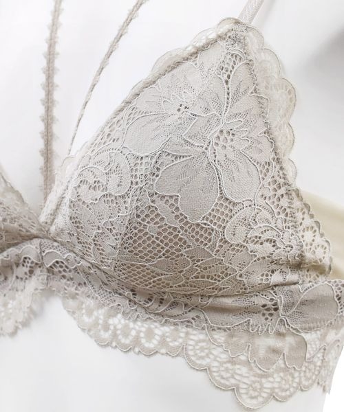ANNEBRA(アンブラ)の「Pleat 2WAYバッククロスレースブラレット(ブラジャー・レディース・ベージュ/ライトブルー・L/M/S)」の11枚目の写真