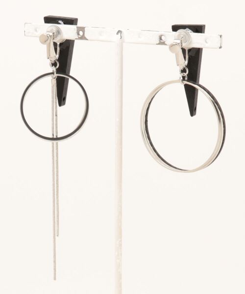 Narcissus(ナルシス)の「【blueta1】サンカク(イヤリング・レディース・ブラック・ONE SIZE)」の2枚目の写真