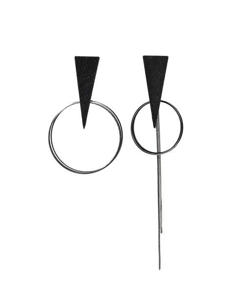 Narcissus(ナルシス)の「【blueta1】サンカク(イヤリング・レディース・ブラック・ONE SIZE)」の1枚目の写真