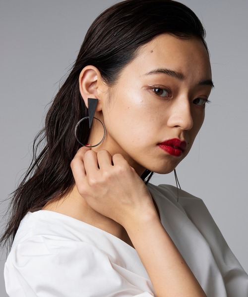 Narcissus(ナルシス)の「【blueta1】サンカク(イヤリング・レディース・ブラック・ONE SIZE)」の3枚目の写真