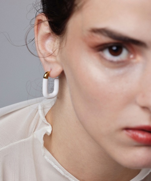 CENE(セネ)の「【CENE】セネ/フォルムピアス(ピアス(両耳用)・レディース・ブラック/グリーン/ホワイト/レッド・FREE)」の2枚目の写真