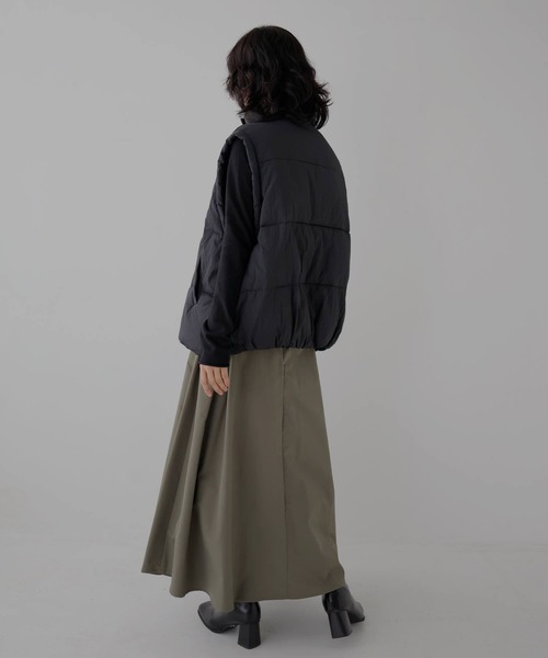 hellam(へラム)の「スタンドカラーダウンベスト(ダウンベスト・レディース・ブラック/アイボリー/チャコールグレー・FREE)」の6枚目の写真