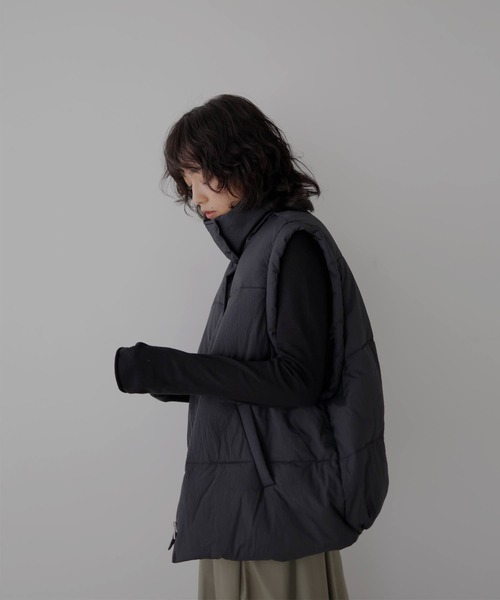 hellam(へラム)の「スタンドカラーダウンベスト(ダウンベスト・レディース・ブラック/アイボリー/チャコールグレー・FREE)」の7枚目の写真