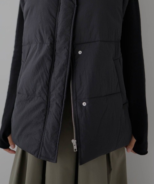 hellam(へラム)の「スタンドカラーダウンベスト(ダウンベスト・レディース・ブラック/アイボリー/チャコールグレー・FREE)」の9枚目の写真