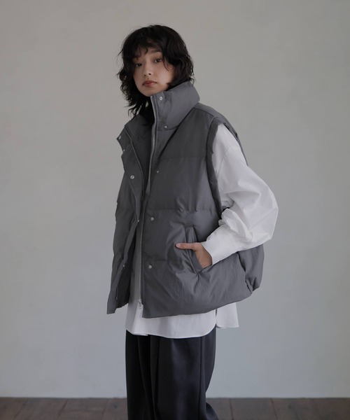 hellam(へラム)の「スタンドカラーダウンベスト(ダウンベスト・レディース・ブラック/アイボリー/チャコールグレー・FREE)」の16枚目の写真