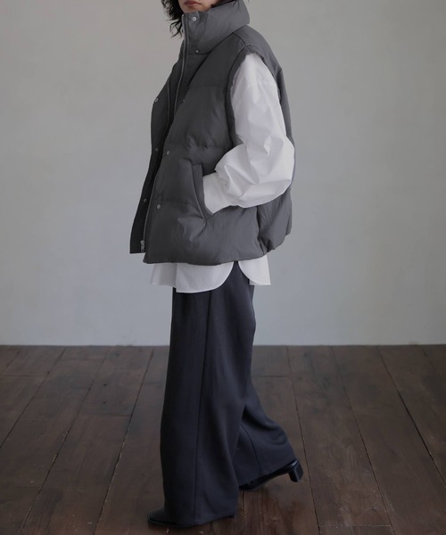 hellam(へラム)の「スタンドカラーダウンベスト(ダウンベスト・レディース・ブラック/アイボリー/チャコールグレー・FREE)」の17枚目の写真