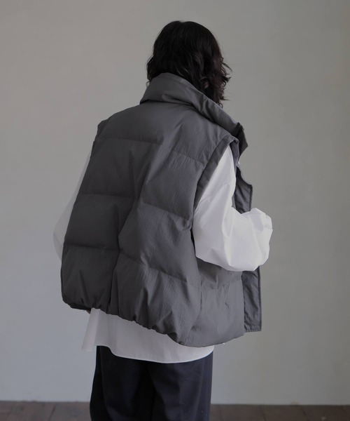 hellam(へラム)の「スタンドカラーダウンベスト(ダウンベスト・レディース・ブラック/アイボリー/チャコールグレー・FREE)」の18枚目の写真