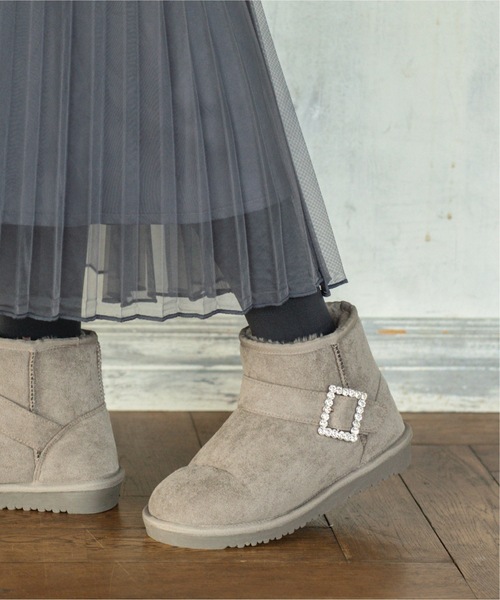 OPAQUE.CLIP(オペークドットクリップ)の「◆ビジュー付きフェイクムートンブーツ(ブーツ・レディース・サンドベージュ/ブラック・02/03)」の2枚目の写真