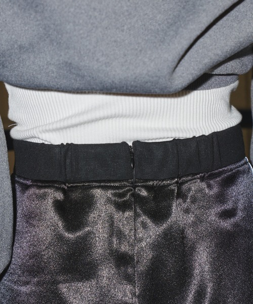 Auntie Rosa Holiday（アンティローザホリデー）の「サテントラックロングスカート / サイズ展開あり（スカート・レディース・シルバー/ブラック・MEDIUM/SMALL）」の5枚目の写真