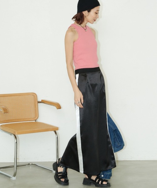 Auntie Rosa Holiday（アンティローザホリデー）の「サテントラックロングスカート / サイズ展開あり（スカート・レディース・シルバー/ブラック・MEDIUM/SMALL）」の13枚目の写真