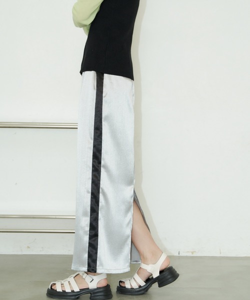 Auntie Rosa Holiday（アンティローザホリデー）の「サテントラックロングスカート / サイズ展開あり（スカート・レディース・シルバー/ブラック・MEDIUM/SMALL）」の19枚目の写真