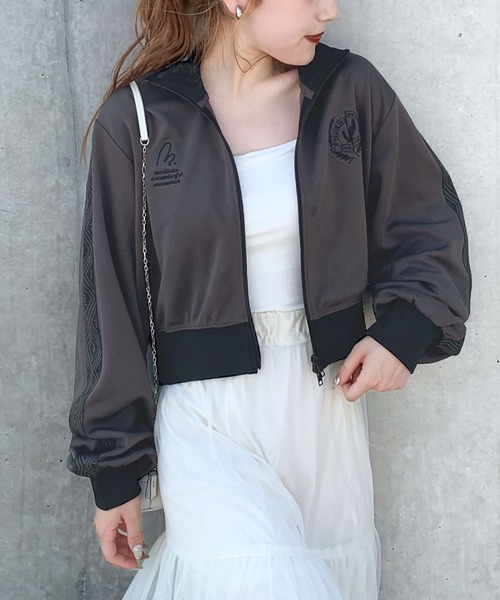 mily bilet（ミウィビレット）の「【mily bilet】女子っぽストリート♪サイドジャガードテープ胸刺繍ショートトラックジャケット（ブルゾン・レディース・ネイビー/アイボリー/ブラック/チャコールグレー/ベージュ・SMALL/MEDIUM/LARGE/X-LARGE）」の16枚目の写真