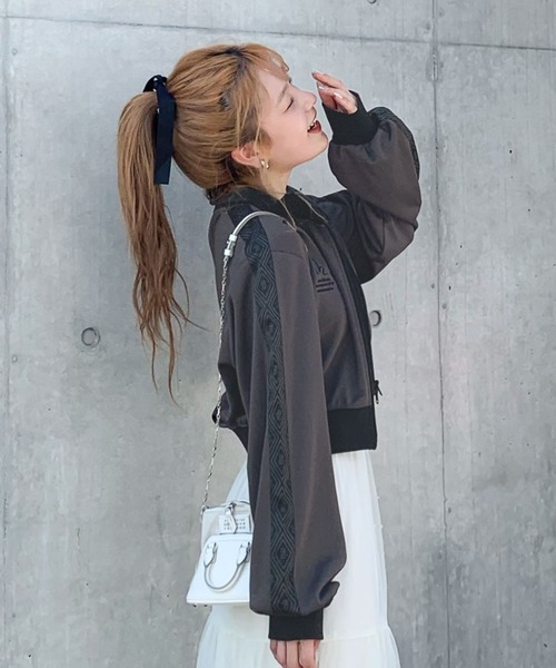 mily bilet（ミウィビレット）の「【mily bilet】女子っぽストリート♪サイドジャガードテープ胸刺繍ショートトラックジャケット（ブルゾン・レディース・ネイビー/アイボリー/ブラック/チャコールグレー/ベージュ・SMALL/MEDIUM/LARGE/X-LARGE）」の15枚目の写真