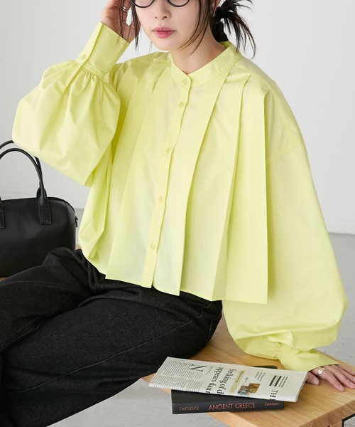 BONLECILL(ボンルシール)の「クロップドバンドカラープリーツブラウス(シャツ/ブラウス・レディース・ブルー/オフホワイト/イエロー/ブラック・FREE)」の4枚目の写真