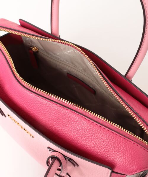MICHAEL KORS（マイケルコース）の「MERCER トップジップ ベルテッド サッチェル ミディアム（ハンドバッグ・レディース・ピンク系その他・FREE）」の4枚目の写真