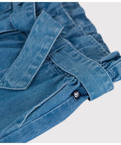 PETIT BATEAU（プチバトー）の「ライトデニムショートパンツ（その他パンツ・キッズ・ブルー・3YEAR/4YEAR/5YEAR）」の2枚目の写真