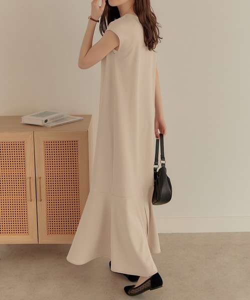 CHAN ME(チャンミ)の「レースアップマーメイドワンピース(ワンピース・レディース・ブラック/ベージュ・MEDIUM/LARGE)」の4枚目の写真
