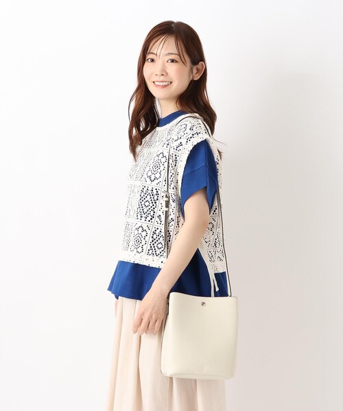 one'sterrace(ワンズテラス)の「Legato Largo かるいかばん 縦型ショルダー(ショルダーバッグ・レディース・アイボリー系8・99)」の4枚目の写真