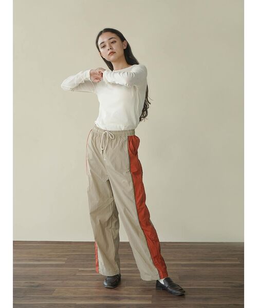 FIKA.(フィーカ)の「Thumb hole velour pullover(Tシャツ/カットソー・レディース・ブラック/アイボリー・MEDIUM)」の9枚目の写真
