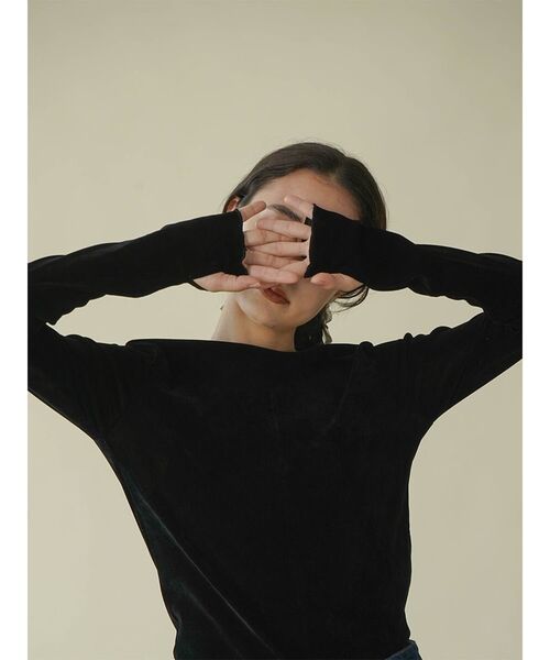 FIKA.(フィーカ)の「Thumb hole velour pullover(Tシャツ/カットソー・レディース・ブラック/アイボリー・MEDIUM)」の10枚目の写真