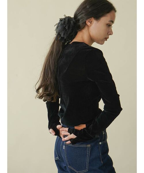 FIKA.(フィーカ)の「Thumb hole velour pullover(Tシャツ/カットソー・レディース・ブラック/アイボリー・MEDIUM)」の11枚目の写真