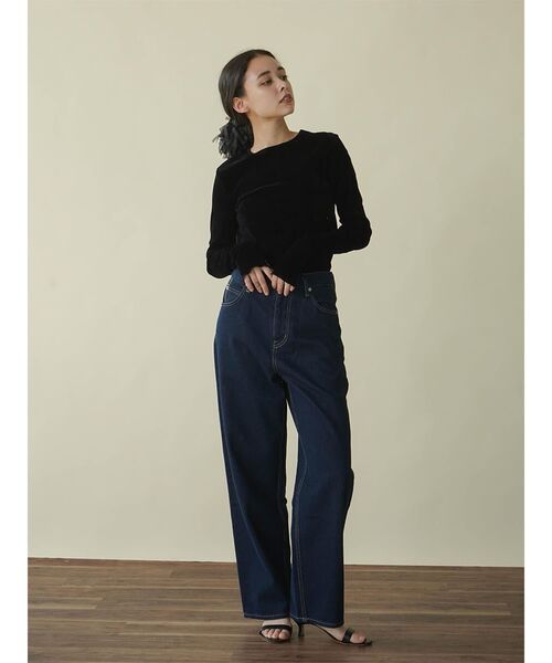 FIKA.(フィーカ)の「Thumb hole velour pullover(Tシャツ/カットソー・レディース・ブラック/アイボリー・MEDIUM)」の12枚目の写真