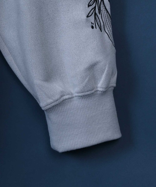 ANPAS（アンパス）の「Faux Suede Flower Embroidery  Sweatshirt/フラワー刺繍 袖刺繍 オーバーサイズ フェイクスエード トレーナー スウェット（スウェット・メンズ・ライトグレー/チャコール/ブルー・M/L）」の7枚目の写真