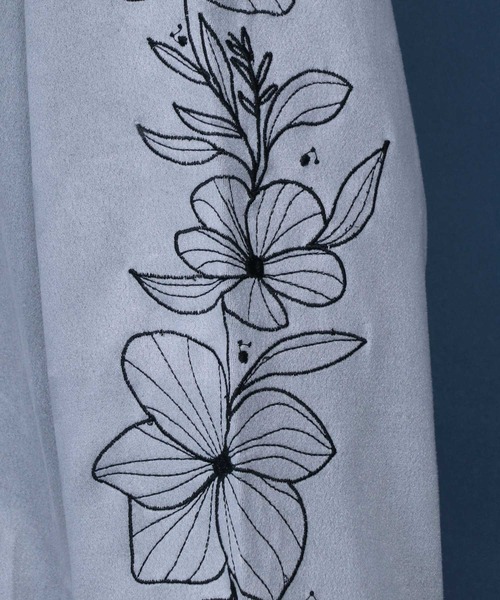 ANPAS（アンパス）の「Faux Suede Flower Embroidery  Sweatshirt/フラワー刺繍 袖刺繍 オーバーサイズ フェイクスエード トレーナー スウェット（スウェット・メンズ・ライトグレー/チャコール/ブルー・M/L）」の9枚目の写真