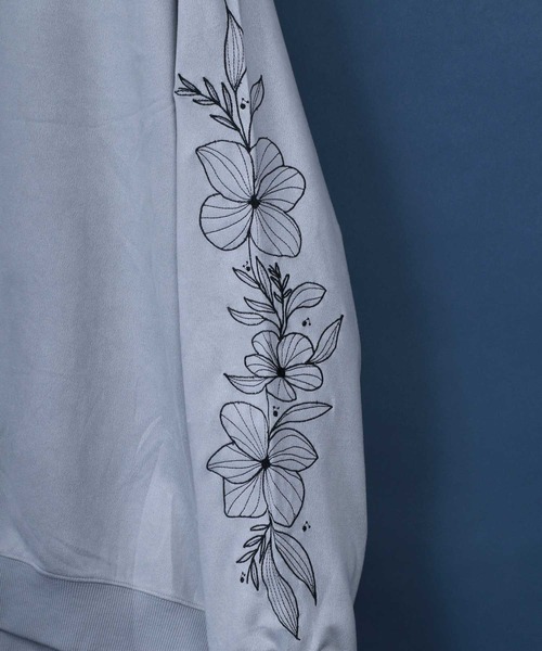 ANPAS（アンパス）の「Faux Suede Flower Embroidery  Sweatshirt/フラワー刺繍 袖刺繍 オーバーサイズ フェイクスエード トレーナー スウェット（スウェット・メンズ・ライトグレー/チャコール/ブルー・M/L）」の8枚目の写真