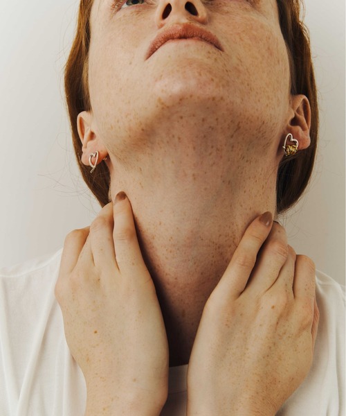 Casselini（キャセリーニ）の「LAPUIS(ラピュイ)Line Coil Heart pierced earrings M（ピアス（両耳用）・レディース・ゴールド/マルチ・FREE）」の6枚目の写真