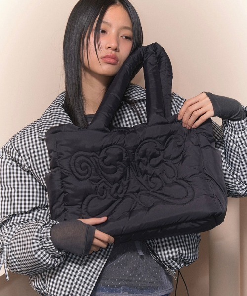 FANCY CLUB(ファンシークラブ)の「韓国ブランド NASTY FANCY CLUB ナスティーファンシークラブ CUDDLE PADDED SHOULDER BAG ロゴバッグ パディッドショルダーバッグ 大容量バッグ ボリュームバッグ 肩掛けバッグ 韓国ファッション 韓国ストリート ストリートファッション(ショルダーバッグ・レディース・ブラック/グレー・ONE SIZE)」の2枚目の写真