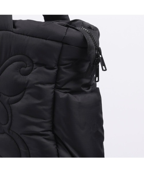 FANCY CLUB(ファンシークラブ)の「韓国ブランド NASTY FANCY CLUB ナスティーファンシークラブ CUDDLE PADDED SHOULDER BAG ロゴバッグ パディッドショルダーバッグ 大容量バッグ ボリュームバッグ 肩掛けバッグ 韓国ファッション 韓国ストリート ストリートファッション(ショルダーバッグ・レディース・ブラック/グレー・ONE SIZE)」の12枚目の写真