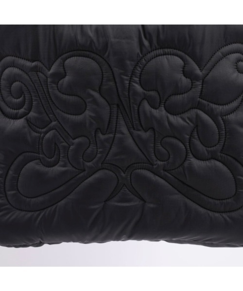 FANCY CLUB(ファンシークラブ)の「韓国ブランド NASTY FANCY CLUB ナスティーファンシークラブ CUDDLE PADDED SHOULDER BAG ロゴバッグ パディッドショルダーバッグ 大容量バッグ ボリュームバッグ 肩掛けバッグ 韓国ファッション 韓国ストリート ストリートファッション(ショルダーバッグ・レディース・ブラック/グレー・ONE SIZE)」の10枚目の写真